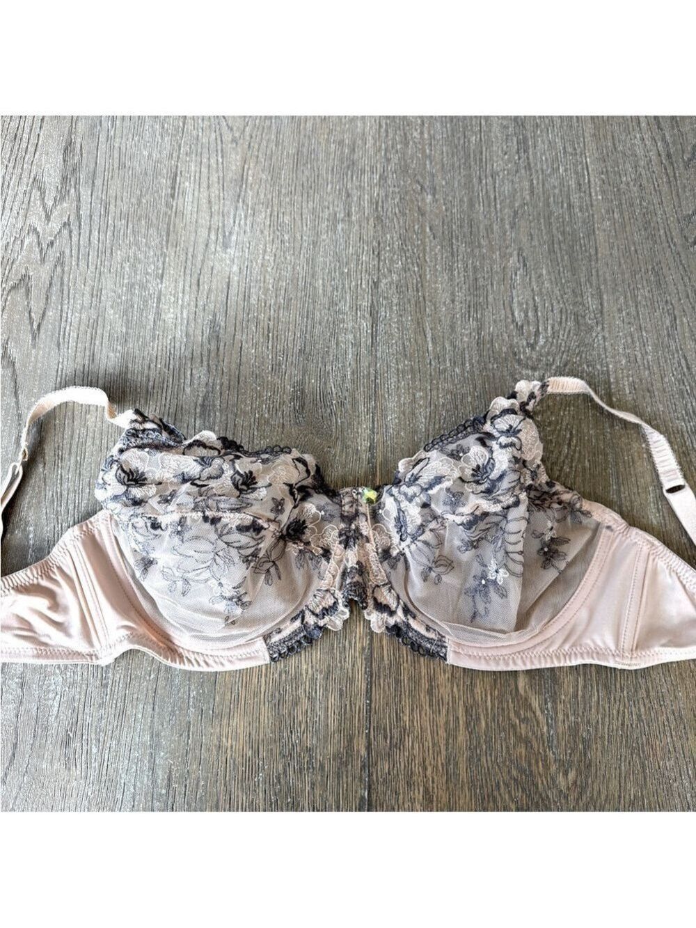 Elegant Lace Underwire Bra - Black and Cream/ nude